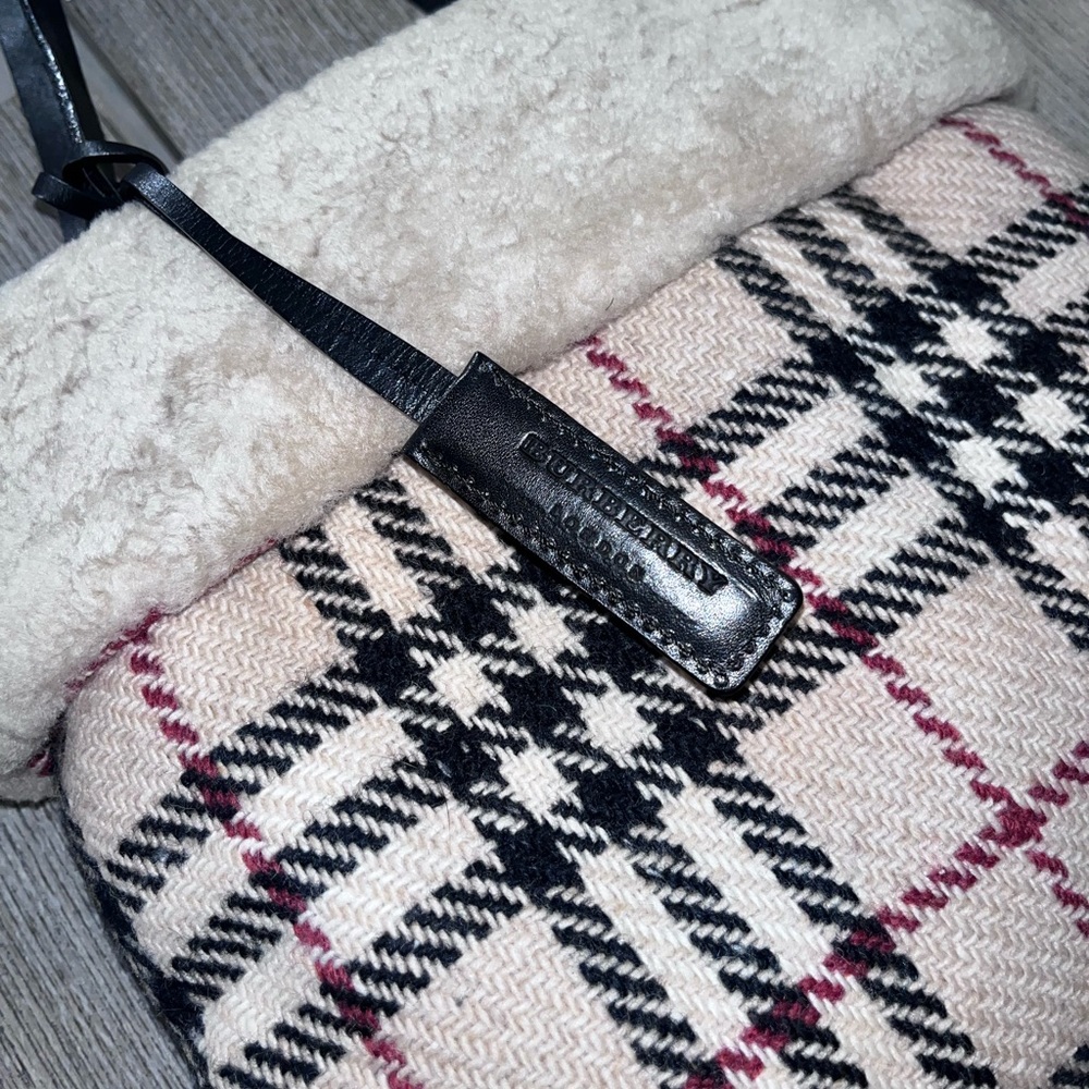 Burberry: Sherpa Fur Shearling Nova Check Reversible Tote โค๏ธ (rare find) - Picture 6 of 16